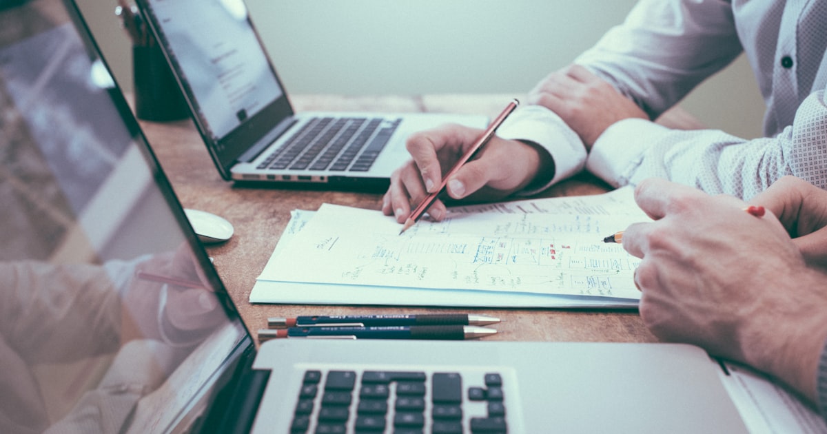 Governança de Decisão: Auditoria, Versionamento e Controle em Decision Infrastructure